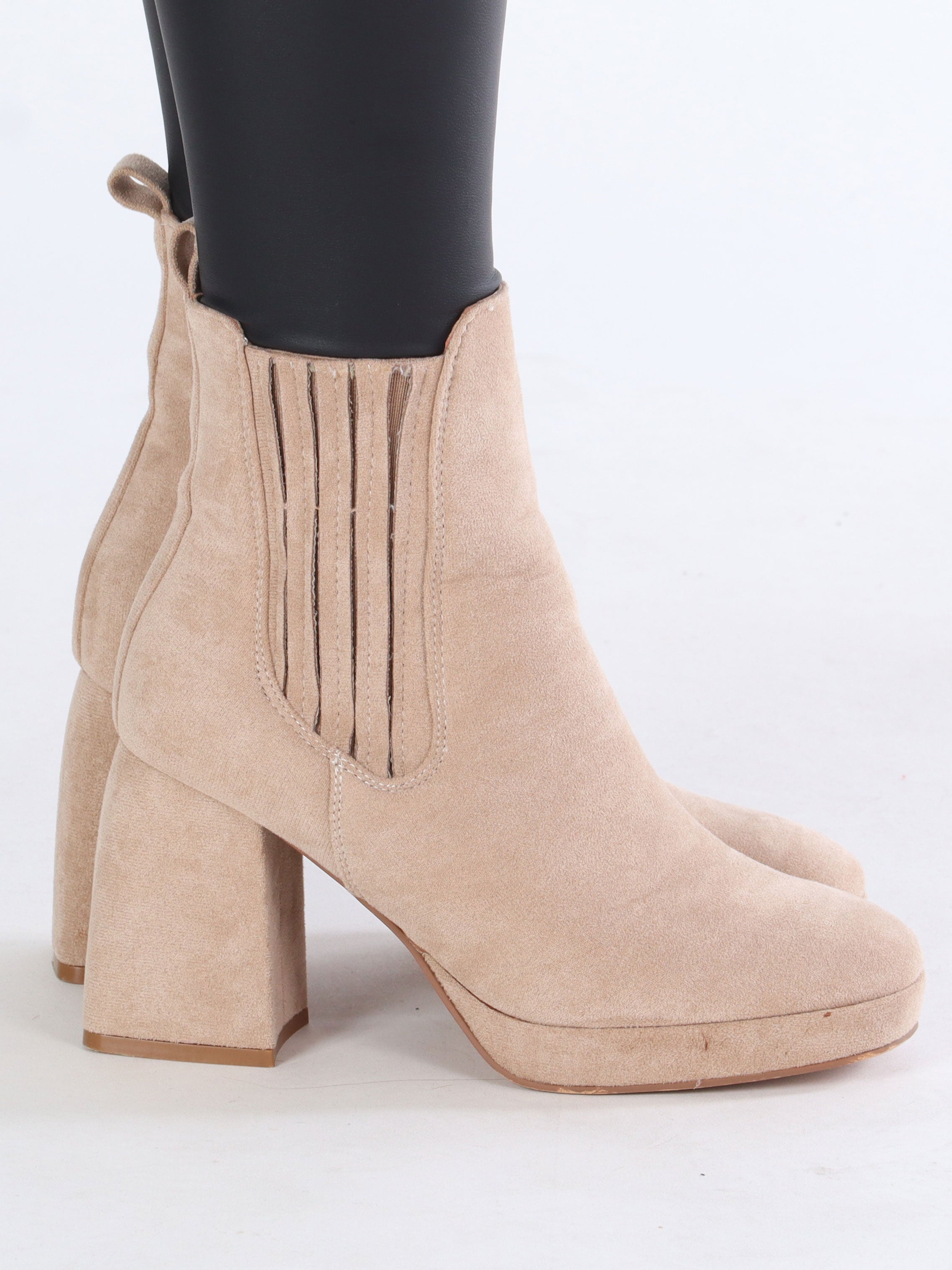 Edyta - Högklackad känga i mocka-look